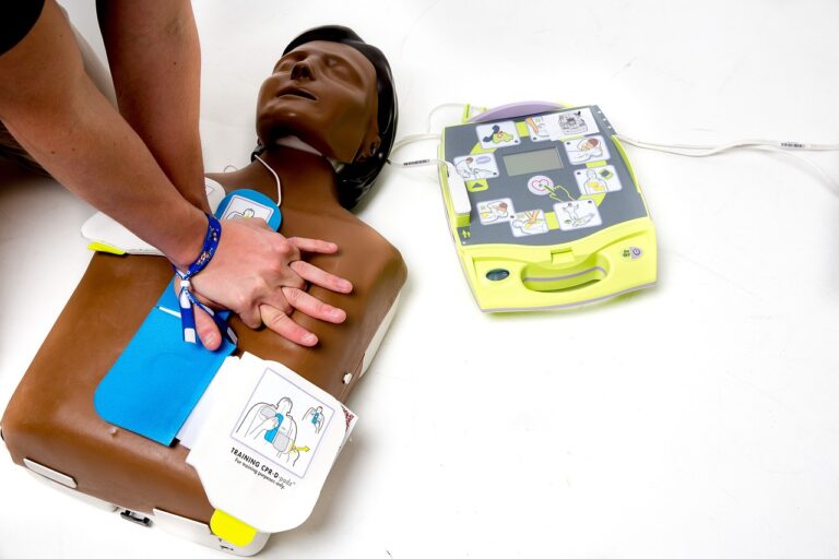 Comment bien utiliser un défibrillateur automatique (DEA) en cas d’urgence ?