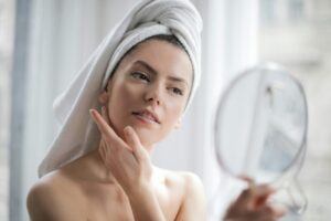 Comment identifier les besoins spécifiques de sa peau pour choisir les soins adaptés ?